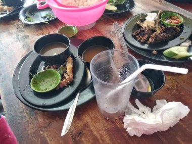 Yemekten sonra kirli tabaklar.