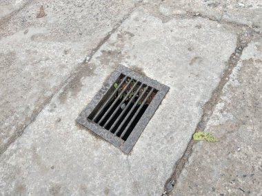 Yağmur suyunu boşaltmak için yoldaki drenaj delikleri