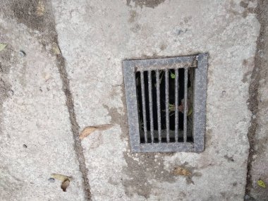 Yağmur suyunu boşaltmak için yoldaki drenaj delikleri