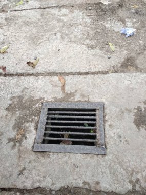 Yağmur suyunu boşaltmak için yoldaki drenaj delikleri