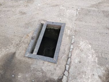 Büyük pencereli eski taş duvar