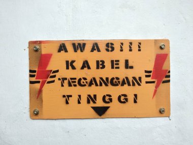 Endonezya 'da yüksek voltaj güç kabloları hakkında uyarı