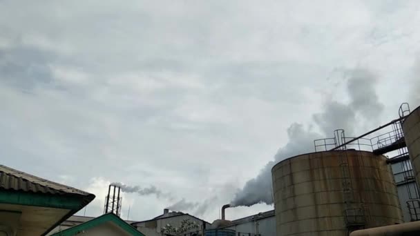 工場の煙および管 — ストック動画