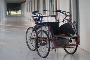Becak ya da pedikaj, insan gücüyle çalışan ulaşım aracı