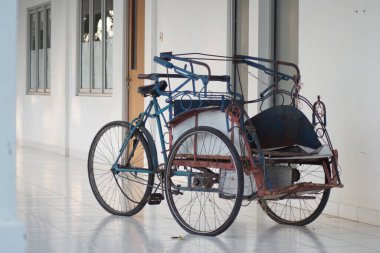 Becak ya da pedikaj, insan gücüyle çalışan ulaşım aracı 