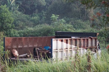 Terk edilmiş bir kamyon enkazı otomotiv çöplüğünde.