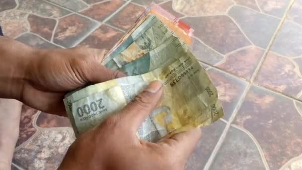 Manos Del Pueblo Indonesio Contando Dinero Rupia Indonesia — Vídeos de Stock