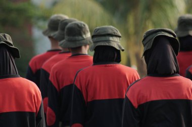 Öğrenciler eğitim oturumlarında düzgünce sıraya girdiler.