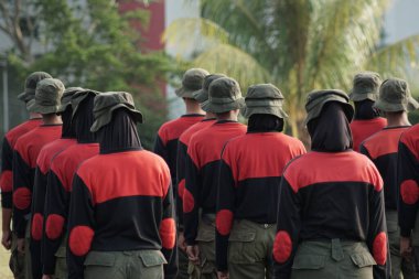 Öğrenciler eğitim oturumlarında düzgünce sıraya girdiler.