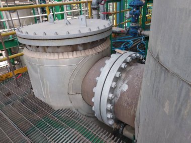 Rafineride büyük bir süzgeç.