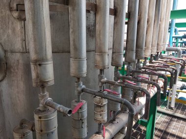 Damıtma sütununun örnek valfi. Her valf sütundaki her tepsiyi temsil eder