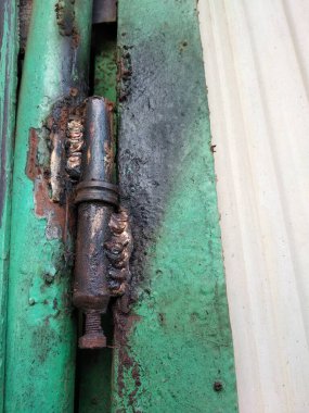 Ahır kapılarında kaynaklı menteşeler