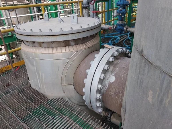 Rafineride büyük bir süzgeç.