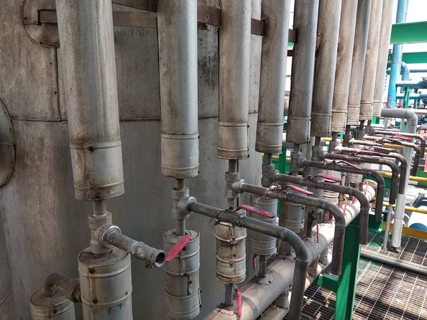 Damıtma sütununun örnek valfi. Her valf sütundaki her tepsiyi temsil eder