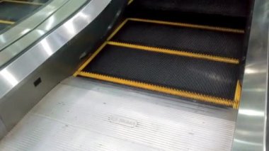 Lampung - 24 Kasım 2023: Metro Lampung, Endonezya 'daki bir mağazada yürüyen merdiven.