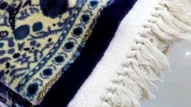 Mağazada satılan bir yığın güzel kilim.