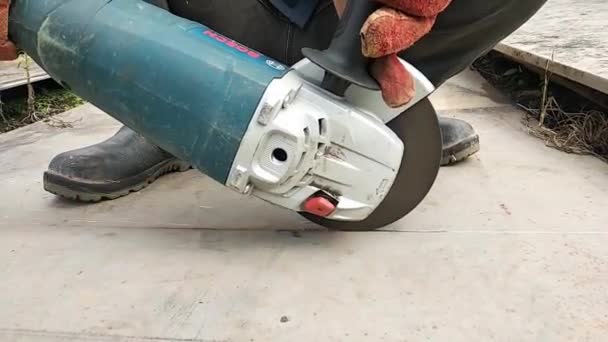 ランプン 12月 2023 労働者はハンドグラインダーを使用して金属板を切っています — ストック動画