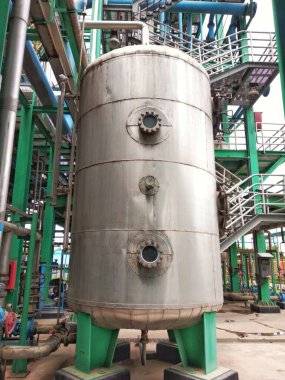 Yüksek sıcaklıkta sıvı için ısı izolasyonu olan bir tank.