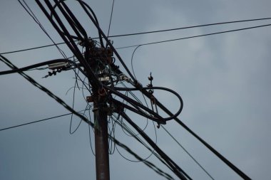 dağınık elektrik ve telefon kabloları