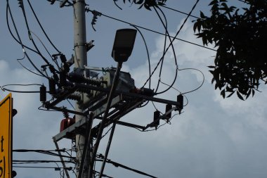 dağınık elektrik ve telefon kabloları