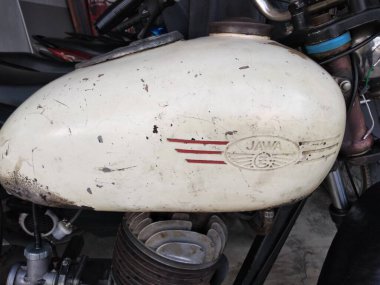 Metro, Lampung - 26 Aralık 2023: Çekoslovakya 'dan klasik bir JAWA marka motosiklet Metro, Lampung' daki bir mağazanın otoparkında park ediyor.