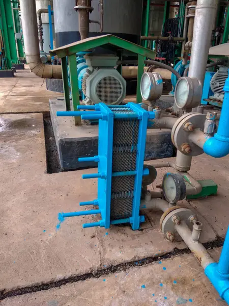 Küçük plaka ısı değiştirici. Etanol üretim sürecinde damıtma kaynaklı numune sıvısını soğutmak için bir cihaz.