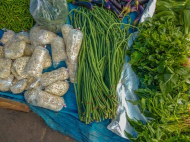 Ispanak, uzun fasulye ve Endonezya geleneksel pazarında satılan diğer sebzeler. yüksek açılı görünüm. 