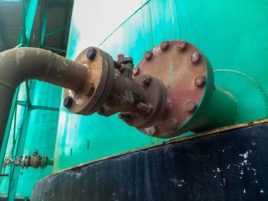 Büyük çelik borular daha küçük vanalara indirgenir.