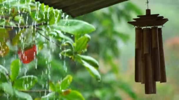 Momento Tranquillità Con Carillon Vento Sotto Portico Quando Piove — Video Stock