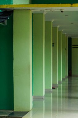 Binayı destekleyen sütunlar.