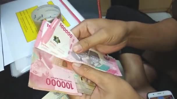 Endonezyalı Adamın Para Sayma Görüntüsü Kırpılmış Görünüm — Stok video