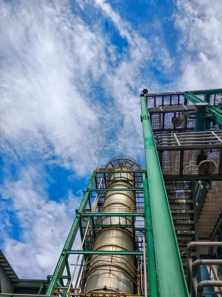 Petrol ve gaz endüstriyel bir binanın düşük açılı görüntüsü. Boşluğu kopyala