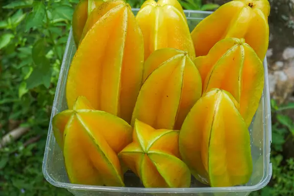 Taze toplanmış yıldız meyvesi veya karambola (Averrhoa carambola) yakın plan görüntüsü)