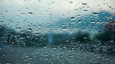 Arabanın ön camındaki yağmur damlalarının soyut arkaplanı