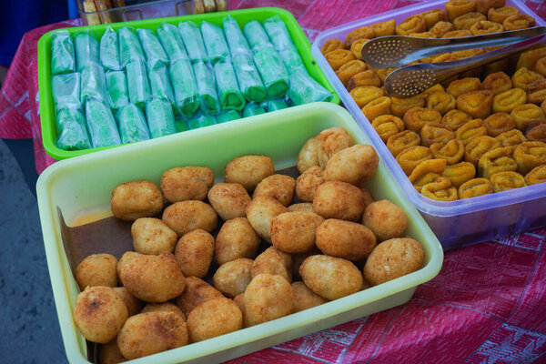 Традиционная уличная еда в Индонезии под названием Jajanan Pasar.