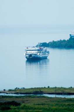 Feribot yakında sisli bir sabahta limana yanaşacak.