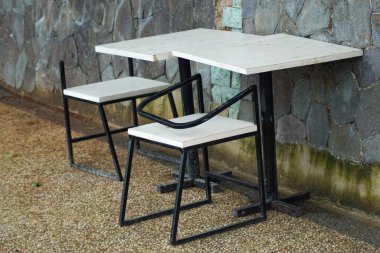 Kırık mobilya. Açık hava için endüstriyel masa ve sandalye 