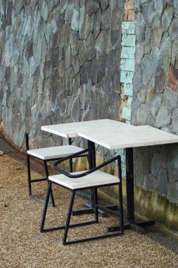 Kırık mobilya. Açık hava için endüstriyel masa ve sandalye 
