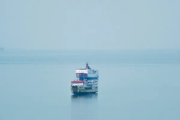 Feribot yakında sisli bir sabahta limana yanaşacak.