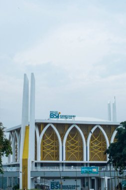 Bakauheni - 12 Nisan 2024: Bakauheni, Lampung 'daki BSI camiinin mimarisi