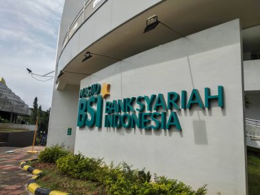 Bakauheni - 24 Nisan 2024: Bakauheni, Lampung 'daki BSI - Bank Syariah Endonezya (Endonezya Şeriat Bankası) camiinin adı