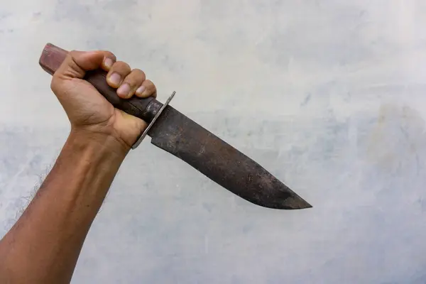 Kopya alanı ile tehdit edercesine bir bıçak tutan el.