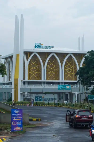 Stock image Bakauheni - April 12th, 2024: The architecture of the BSI mosque in Bakauheni, Lampung