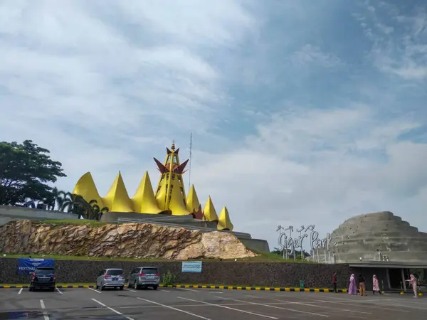 Bakauheni - 12 Nisan 2024: Lampung 'da bir dönüm noktası olan Siger Parkı, Sumatra adasına açılan bir kapı ve güzel deniz manzaralı bir turizm beldesi