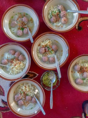 Ev yapımı bakso (köfte çorbası) veya öğle yemeği.
