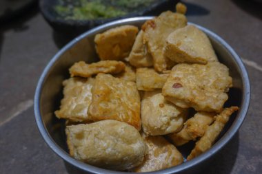 Kızarmış Tempeh 'in yakın plan görüntüsü, Endonezya yemekleri. Tempeh mayalanmış soya fasulyesinden yapılan bir yemektir.