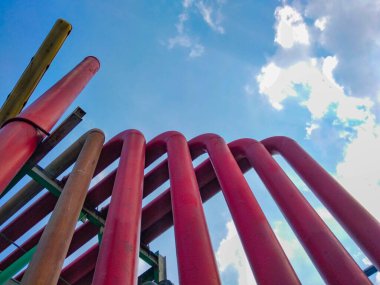 Fabrikadaki boru hattı düzeninin düşük açılı görüntüsü