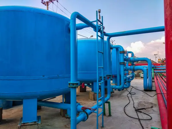 Su arıtıcıda büyük boru düzeneği