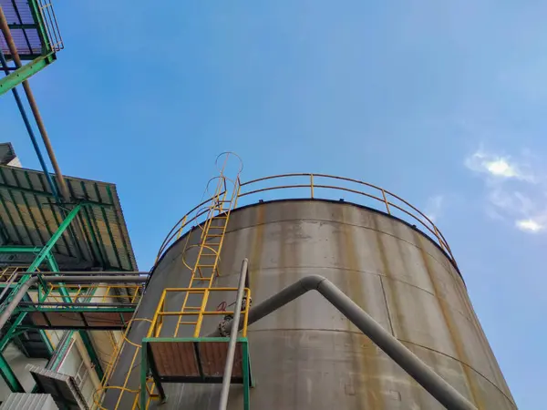 Daha iyi sonuçlar ve dayanıklılık için paslanmaz çelikten yapılmış dev bir fermantasyon tankı.