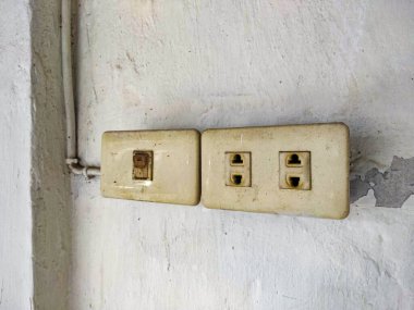 Beyaz duvarda beyaz elektrik prizi